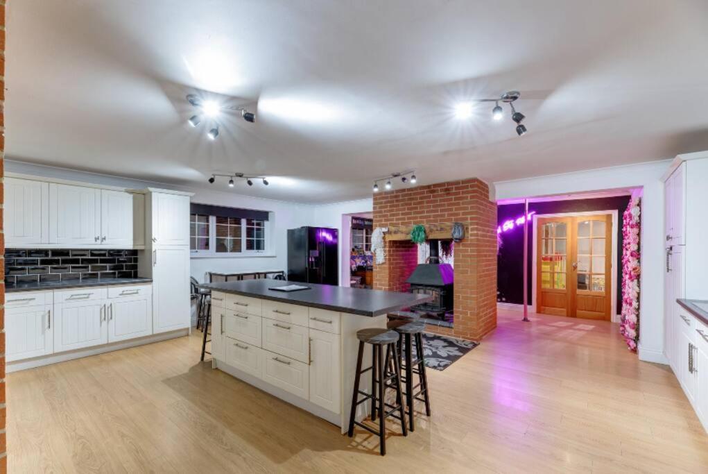 Hen & Stag Retreat Weekend Stay Sleeps 10 To 30 Thetford Kültér fotó