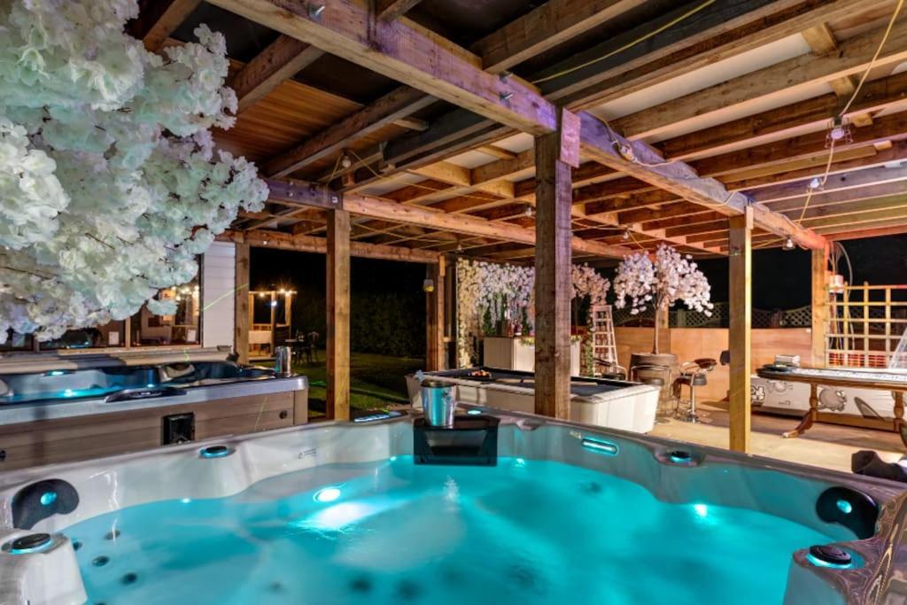 Hen & Stag Retreat Weekend Stay Sleeps 10 To 30 Thetford Kültér fotó